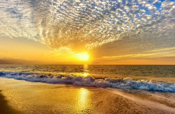 鮮やかなカラフルな空の海の夕日 — ストック写真