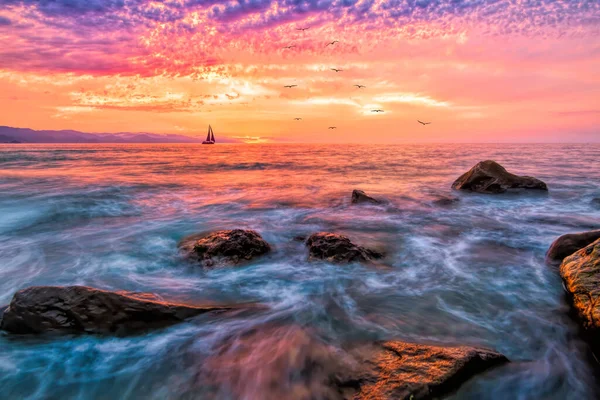 Tramonto Sull Oceano Con Cielo Colorato Vivido Una Barca Vela — Foto Stock