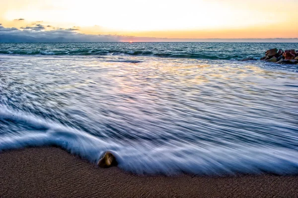 Eine Sanfte Welle Rollt Über Einen Strandfelsen Während Hintergrund Die — Stockfoto
