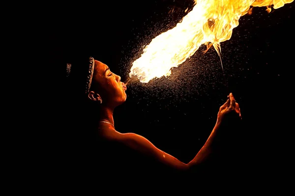 Une Femme Respirant Feu Des Flammes Qui Sortent Bouche — Photo