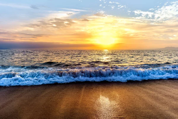 Guldfärgad Ocean Sunset Som Mild Våg Rullar Till Stranden — Stockfoto