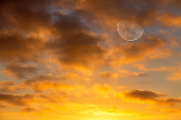 Luna Sorge Nel Cielo Circondata Vivide Nuvole Colorate — Foto Stock