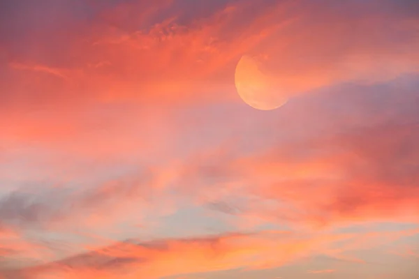 Luna Sorge Nel Cielo Circondata Vivide Nuvole Colorate — Foto Stock