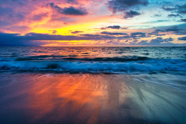 Céu Colorido Pôr Sol Oceano Como Uma Onda Suave Rola — Fotografia de Stock