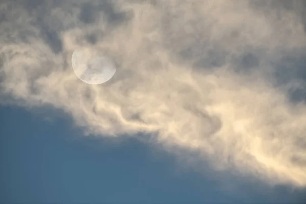 Moon Rising Blue Sky White Wispy Clouds Foreground — Stock Photo, Image