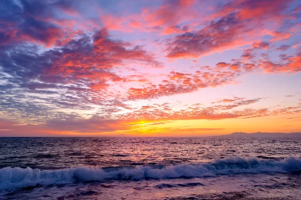 Céu Colorido Pôr Sol Oceano Como Uma Onda Suave Rola — Fotografia de Stock