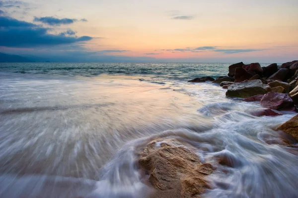 Een Kleurrijke Ocean Sunset Sky Als Een Zachte Golf Rolt — Stockfoto