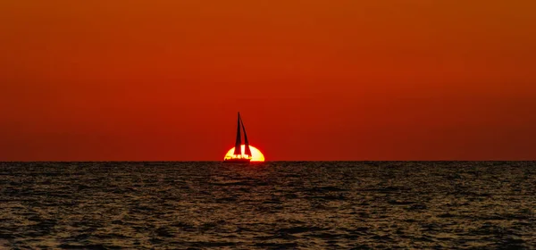 Een Zeilboot Zeilen Langs Oceaan Als Een Levendige Kleurrijke Zonsondergang — Stockfoto