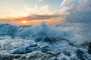 Okyanus Ufkunda Güneş Batarken Deniz Kıyısı 'nda Günbatımı Dalgası Kırılıyor
