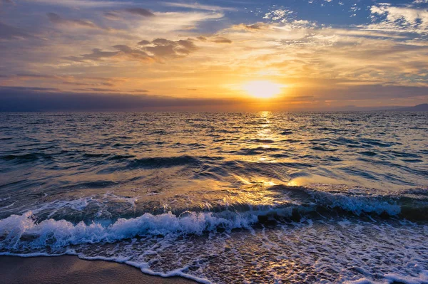 Ένα Πολύχρωμο Ωκεανό Sunset Sky Ένα Απαλό Κύμα Rolls Shore — Φωτογραφία Αρχείου