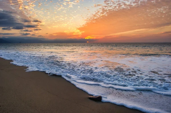 Ένα Πολύχρωμο Ωκεανό Sunset Sky Ένα Απαλό Κύμα Rolls Shore — Φωτογραφία Αρχείου