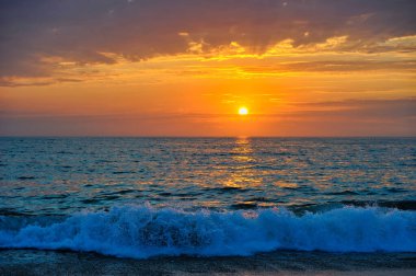 Renkli Okyanus Günbatımı Gökyüzü Kıyıya Yumuşak bir dalga gibi yuvarlanıyor