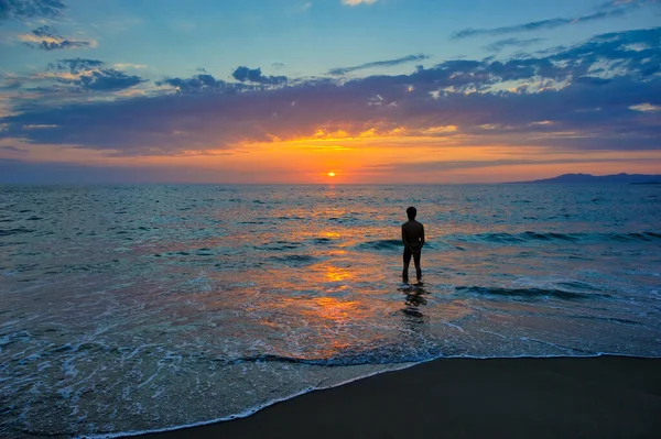 Egy Szingli Ember Békésen Nézi Óceán Napfelkeltét — Stock Fotó