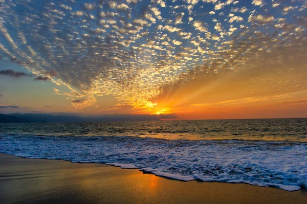 Céu Colorido Pôr Sol Oceano Como Uma Onda Suave Rola — Fotografia de Stock