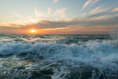 Okyanus Ufkunda Güneş Batarken Deniz Kıyısı 'nda Günbatımı Dalgası Kırılıyor