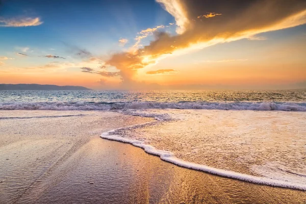 Una Ola Océanos Atardecer Está Rompiendo Orilla Del Mar Con — Foto de Stock