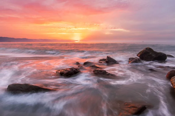 Colorful Ocean Sunset Water Rushing Rocks Sun Sets Horizon — Stock Photo, Image