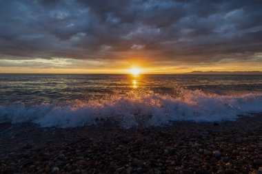 Okyanus Ufkunda Güneş Batarken Deniz Kıyısı 'nda Günbatımı Dalgası Kırılıyor