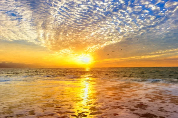 Een Kleurrijke Oceaan Zonsondergang Landschap Als Een Golf Komt Aan — Stockfoto