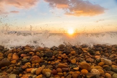 Okyanus Ufkunda Güneş Batarken Deniz Kıyısı 'nda Günbatımı Dalgası Kırılıyor