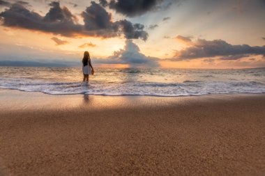 Bir Kız Su Kıyısında Duruyor Okyanus Ufkunda Güzel Gün Batımını İzliyor