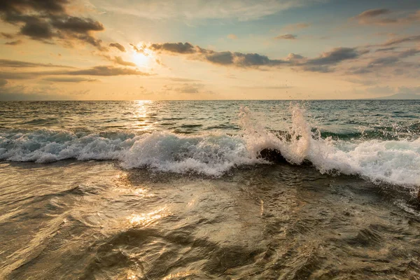 Una Ola Océanos Atardecer Está Rompiendo Orilla Del Mar Con —  Fotos de Stock
