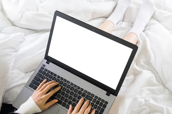 Mulher Sentado Digitando Trabalho Com Laptop Tela Branco Cama Casa — Fotografia de Stock