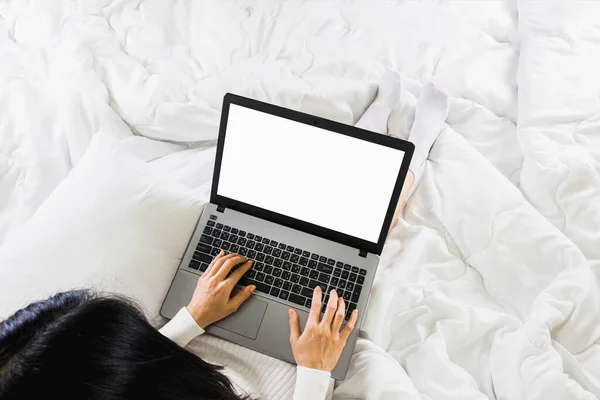 Kobieta Siedzi Wpisując Pracy Pustym Ekranem Laptop Łóżku Domu Miejsca — Zdjęcie stockowe
