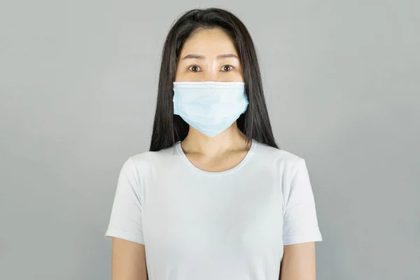 Mladá Asijská Žena Sobě Lékařské Masky Obličeje Bílé Tričko Izolované — Stock fotografie