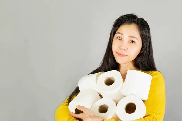 Mujer Asiática Joven Con Camisa Amarilla Sosteniendo Muchos Inodoros Papel — Foto de Stock
