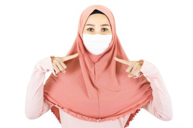 Beyaz arka planda izole edilmiş virüsün salgını altında geleneksel giysili Asyalı genç bir kadın tıbbi maske takıyor.