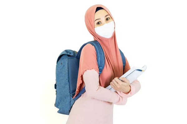 Asijské Muslimský Student Žena Tradiční Šaty Sobě Lékařské Obličejové Masky — Stock fotografie