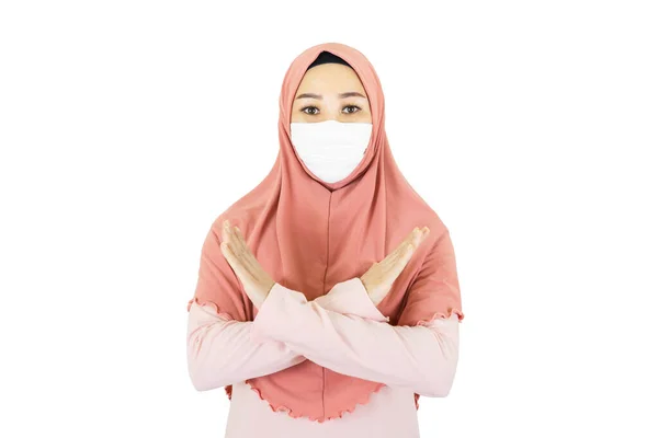 若いですイスラム教徒アジアの女性伝統的なドレスを身に着けています医療面マスクウイルスの流行の下で 白の背景に隔離されたジェスチャーをしません — ストック写真