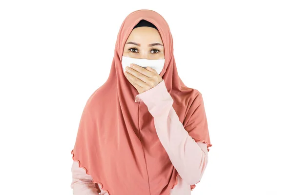 若いイスラム教徒アジアの女性伝統的なドレスは ウイルスの流行の下で医療面マスクを身に着けています 白い背景に隔離咳を持っています — ストック写真