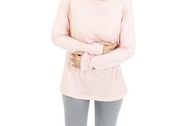 Beyaz arka planda acı çeken bir insan. Kronik mide iltihabı. Karın şişkinliği. Yakın çekim, karın pozisyonuna dokunarak regl döneminde acı çeken bir kadın.