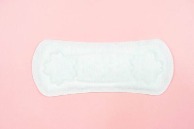 Pembe arka planda izole edilmiş hijyenik peçete (ped)