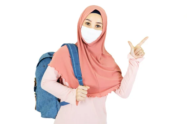 Gyönyörű Fiatal Muszlim Ázsiai Hagyományos Ruha Visel Orvosi Arc Maszk — Stock Fotó
