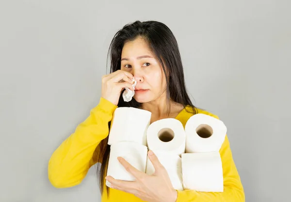 Fièvre Jeune Femme Asiatique Portant Une Chemise Jaune Avoir Rhume — Photo