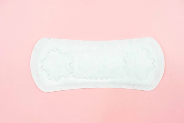 ピンクの背景に隔離された生理用ナプキン パッド — ストック写真