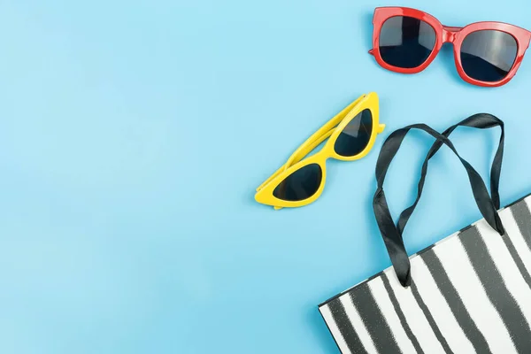 Concepto Compras Verano Gafas Sol Moda Bolsa Papel Sobre Fondo — Foto de Stock
