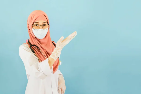 Chytrý Mladý Asijský Muslim Žena Lékař Laboratorní Plášť Lékařskou Obličejovou — Stock fotografie