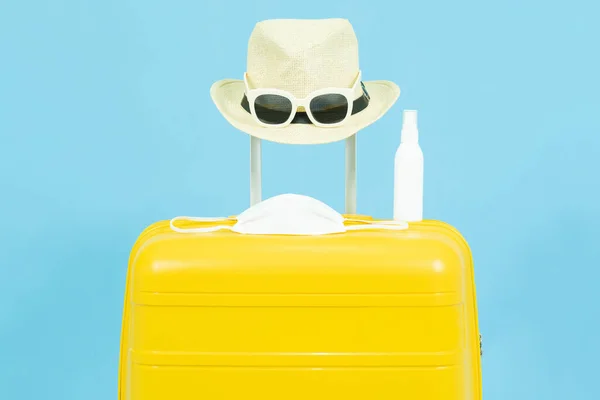 Vacaciones Verano Vacaciones Concepto Viaje Maleta Amarilla Maleta Sombrero Sol — Foto de Stock