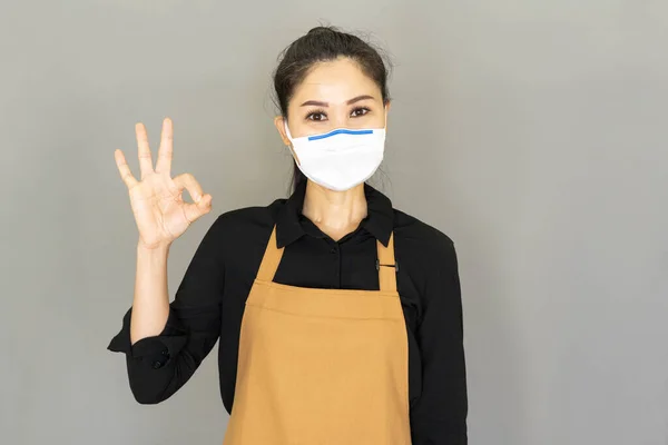 Asijské Žena Hospodyňka Hnědé Zástěře Nosil Masku Izolované Šedém Pozadí — Stock fotografie
