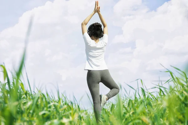 Genç Asyalı Sağlıklı Kadın Yeşil Çimlerde Yoga Yapıyor Zen Sağlığı — Stok fotoğraf