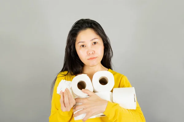 Joven Mujer Asiática Camisa Amarilla Sosteniendo Rollo Papel Higiénico Aislado — Foto de Stock