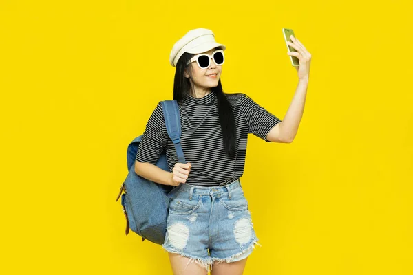 여행하는 여행객아름다운 아시아인 여성이 캐주얼 복장과 선글라스를 착용하고 셀피와 배경에 — 스톡 사진