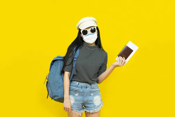 Joven Turista Asiática Usando Máscara Nuevo Estilo Vida Normal — Foto de Stock
