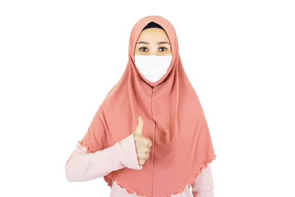 Stor Asiatisk Muslimsk Kvinna Med Traditionell Klänning Bär Medicinsk Ansiktsmask — Stockfoto