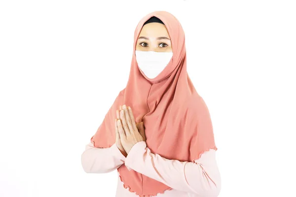 伝統的なドレスを身に着けているアジアのイスラム教徒の女性医療面マスクは一緒にコピースペースと白の背景に隔離された祈り イスラム教徒の挨拶 Mubarak — ストック写真