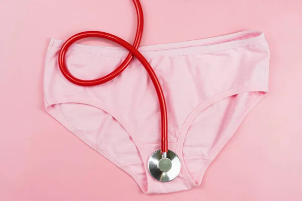 Mutande Rosa Stetoscopio Rosso Isolato Sfondo Rosa Igiene Donna Concetto — Foto Stock